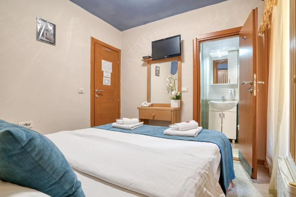 Economy Double Room — Hotel Rendez Vous